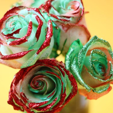 How I decorate roses with glitter. 