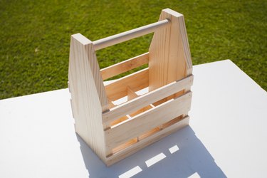 DIY Wooden Beer Caddy (in Six Steps) - DIY Candy