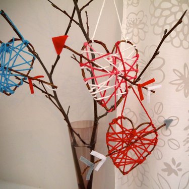 How to Make an Interesting Art Piece Using Tree Branches, eHow