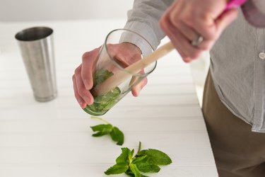 How to Make a Mint Julep