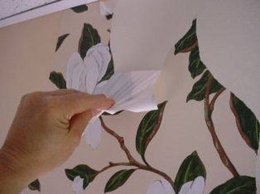 How to Remove Wallpaper with Vinegar | eHow
