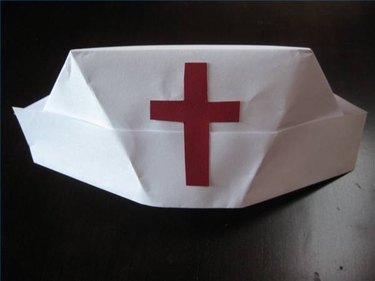 https://img.ehowcdn.com/375/cpie/images/a04/m2/jq/fold-nurses-hat-1.7-800x800.jpg