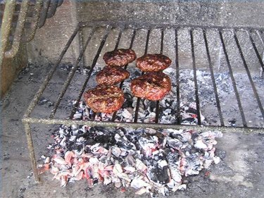 How to Cook Hamburgers With Aluminum Foil on a Gas Grill