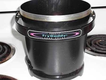 Fry Daddy Electric Deep Fryer by Presto. Includes instructions, plug, & lid