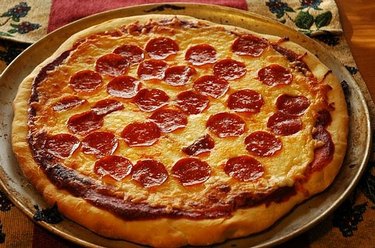 https://img.ehowcdn.com/375/cpie/images/a04/pc/d6/season-pizza-stone-800x800.jpg