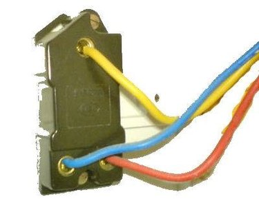 https://img.ehowcdn.com/375/cpie/images/a04/pi/a5/two-way-light-switches-work-2.1-800x800.jpg