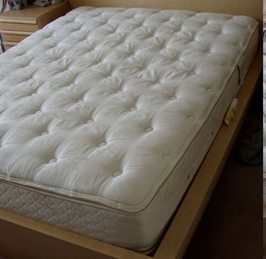 How To Clean A Mattress - Easily Remove Urine, Blood, Food Stains