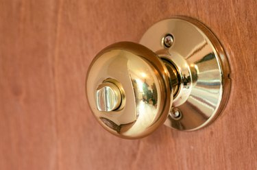 How to Remove Door Knob without Screws, Latch, or Slot