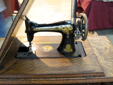 Why I now own this Singer Treadle Sewing Machine – Almost Off Grid