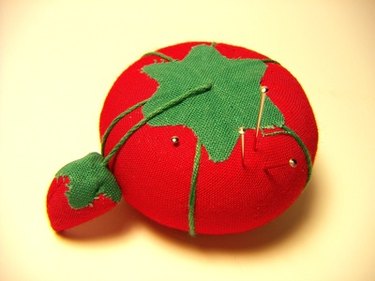 Tuesday Treats: Do you want to make a pretty wrist pin cushion?