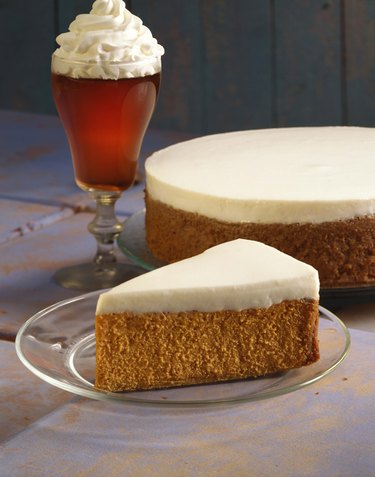 Pumpkin cheesecake with coffee