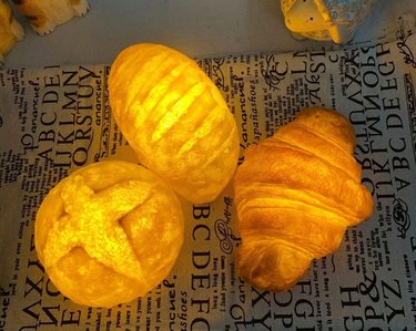 Three bread-shaped night-lights