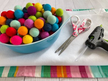 materials needed for pompom place mat