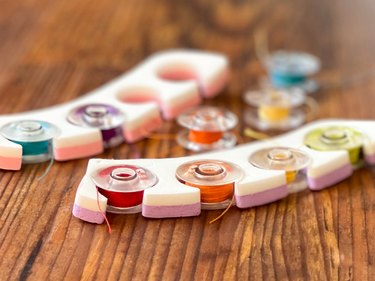 Toe-separator bobbin storage