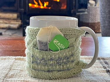 finished mug cozy with tea bag pocket