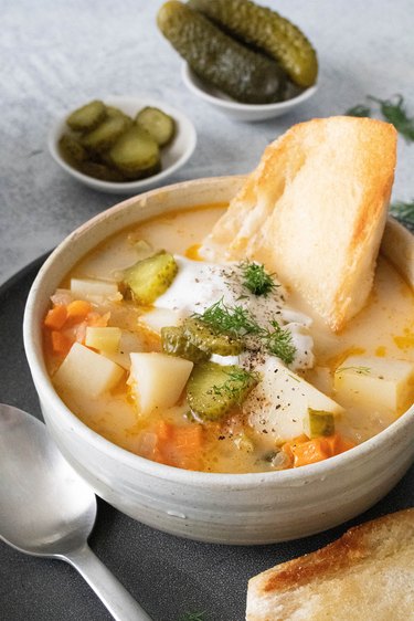 Pickle soup with bread