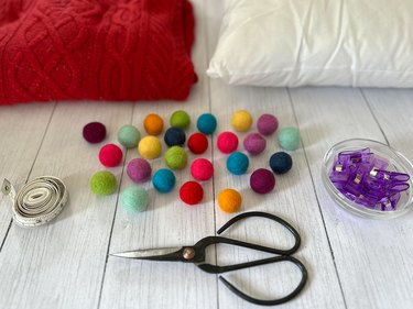 materials needed for pompom pillow