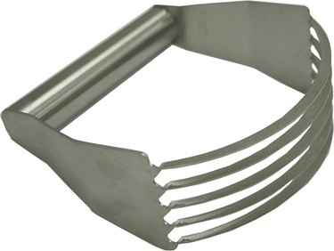 A five-bladed pastry blender with a fully stainless steel body (handle included)