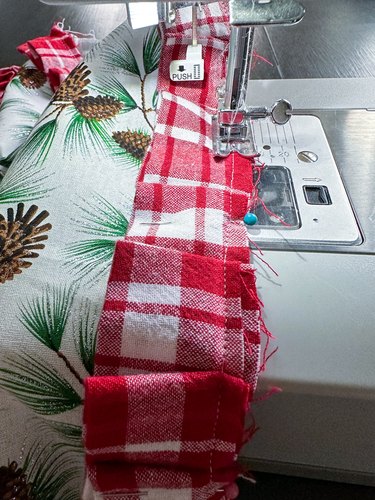 Adult Christmas Apron – Sewing From The Hart