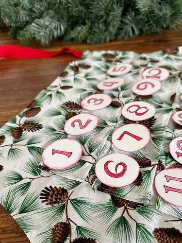 advent numbers on apron pockets