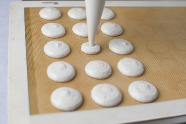 Piping macaron shells