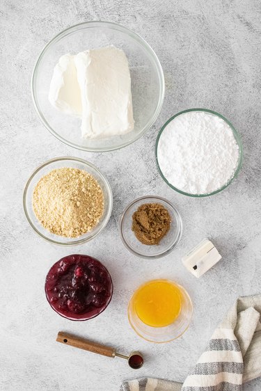 Ingredients for mini no-bake cranberry cheesecake cups