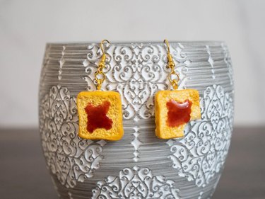 Earrings shaped like toast and jam