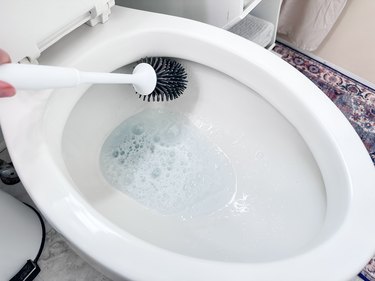 Cleaning the inner rim of a toilet