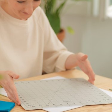 Fiskars Self Healing Cutting Mat for Crafts, Sewing, and Quilting Projects  - 18” x 24 Grid - Rotary Fabric Cutting Craft Mat with Ruler Grid - Gray