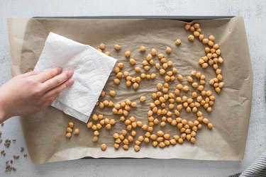 Drying chickpeas with paper towel