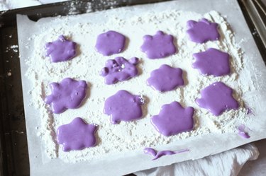 Lined baking tray coated with cornstarch and marshmallow Dittos