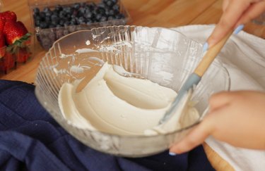 Smoothing cream cheese filling