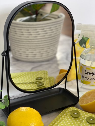 clean a mirror with lemon juice