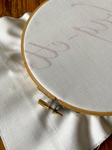 Tighten embroidery hoop