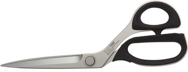 Kai 7230 9 Inch Professional Shears Against a White Background