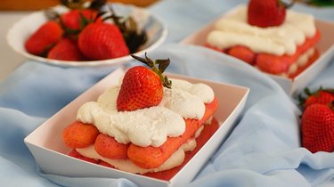 strawberries and cream tiramisu