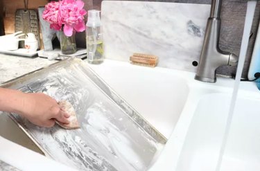 cleaning pan with baking soda