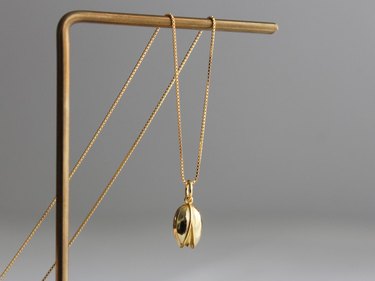 Gold-plated pistachio necklace