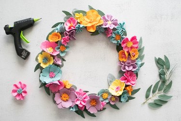 Felt flower wreath DIY