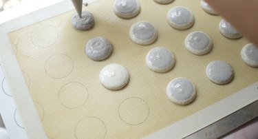 Piping bottom shells of thermostat macarons