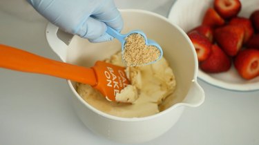 mixing cheesecake filling