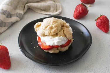 Single-serving strawberry shortcake