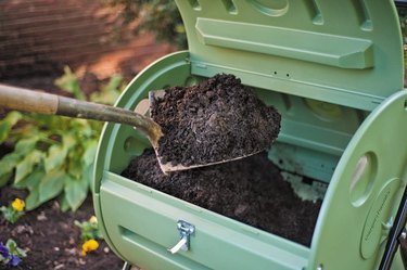 A door makes it easy to remove the compost.