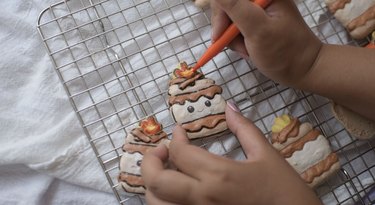 Drawing on macarons with edible markers