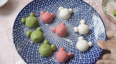 Dango balls shaped as frogs, pigs and bears