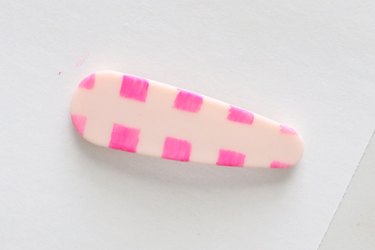 Painting retro checkered pattern on hair clip