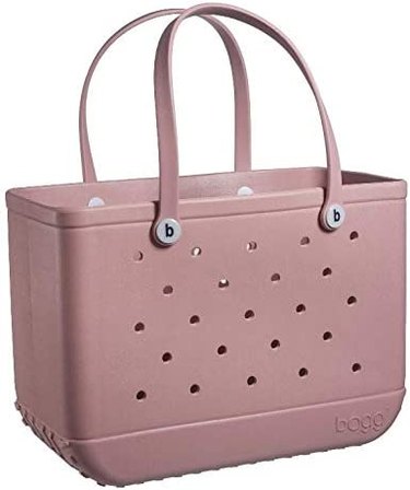 Oversized, tip-proof beach bag made of a rubber material. The sides are perforated and the color is dusty rose.