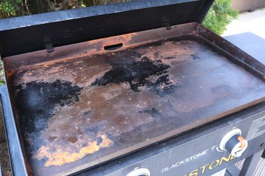 dirty and rusty flat top grill