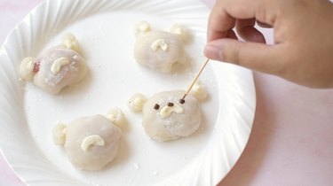 Decorating mochi with melted chocolates