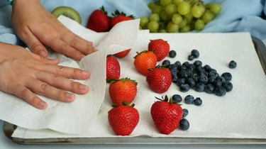 drying strawberries and blueberries